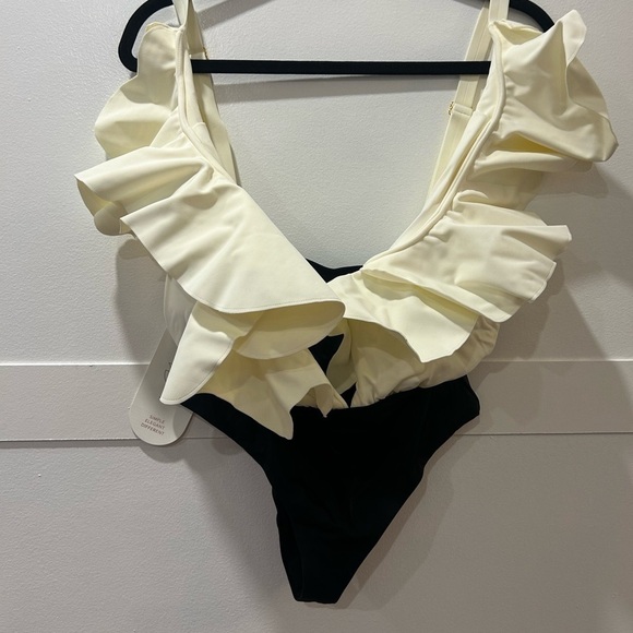 PUNTAMAR Eoni One-piece Swimsuit White and black ruffle NWT Columbia - Picture 5 of 8